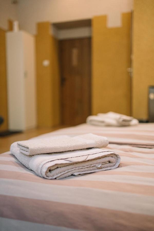 West13 Guest Rooms คราคูฟ ภายนอก รูปภาพ